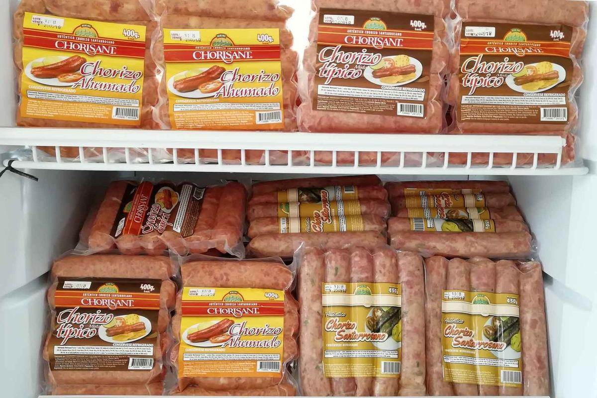 Nevera con paquetes de chorizo CHORISANT al vacío