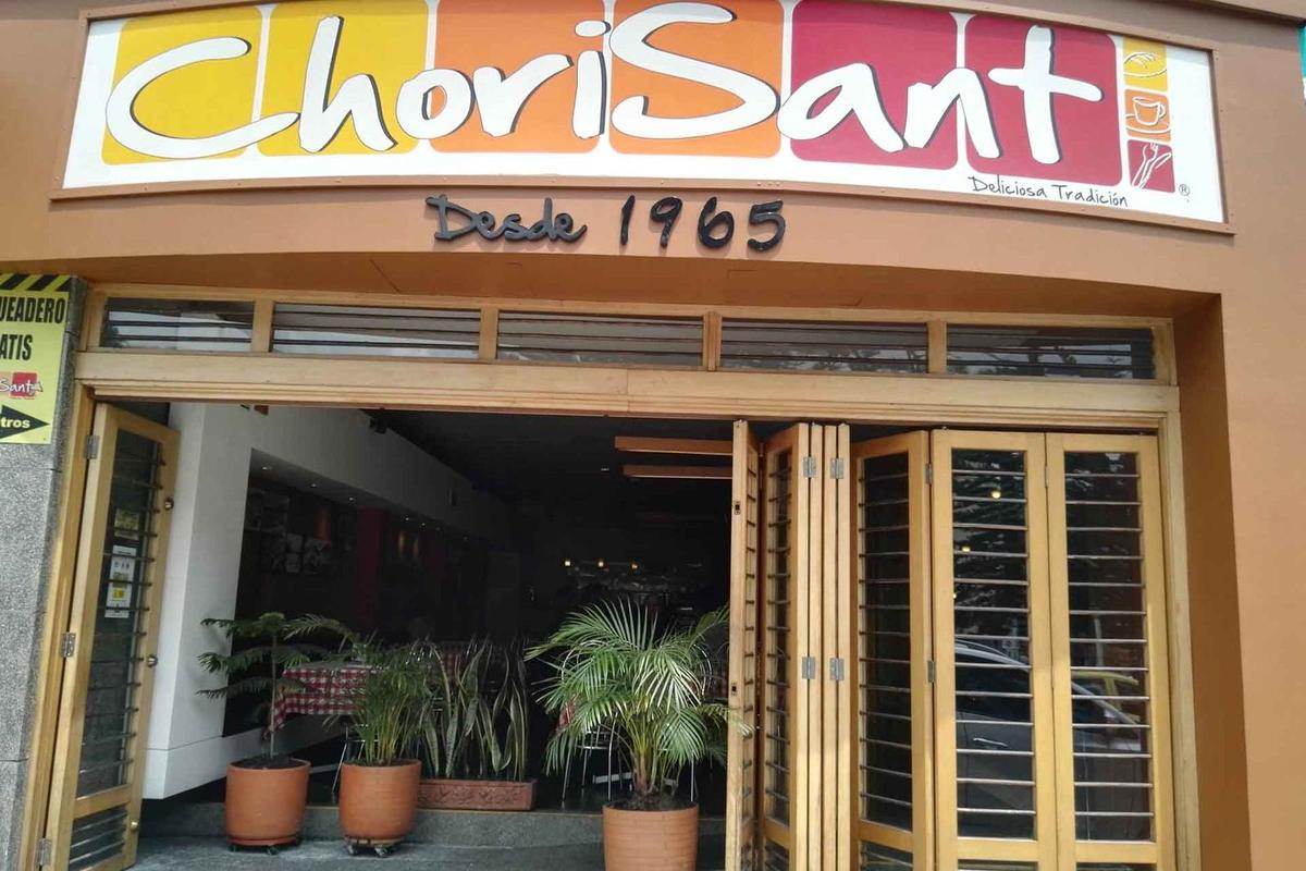 Fachada de CHORISANT en el parque